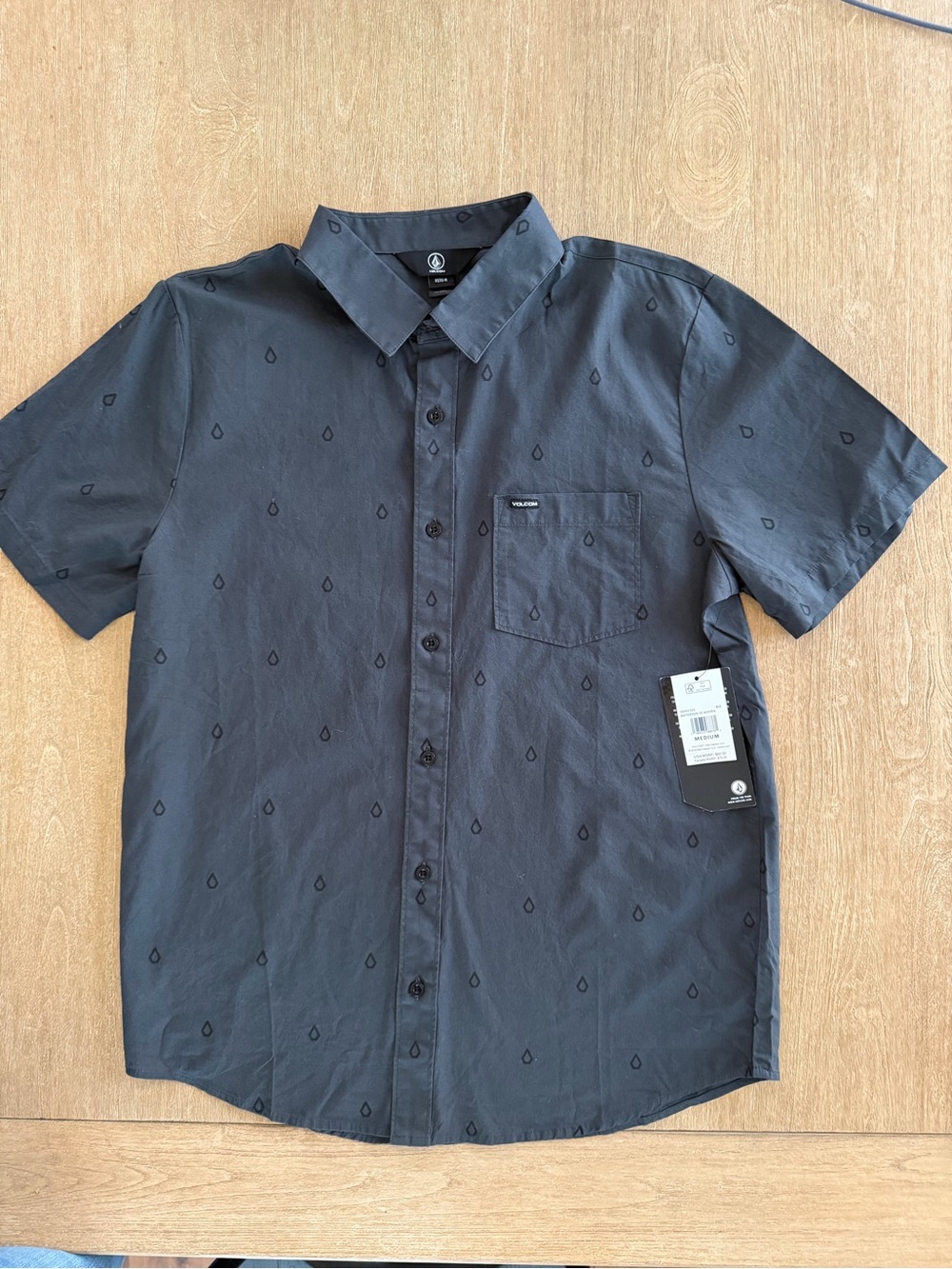 NWT Volcom Men’s Medium Black Short Sleeve Button Up Woven Shirt Modern Fit MSRP